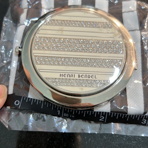 HENRI BENDEL 2 SIDED COMPACT MIRROR with SWAROVSKI CRYSTALS. - Picture 8 of 9